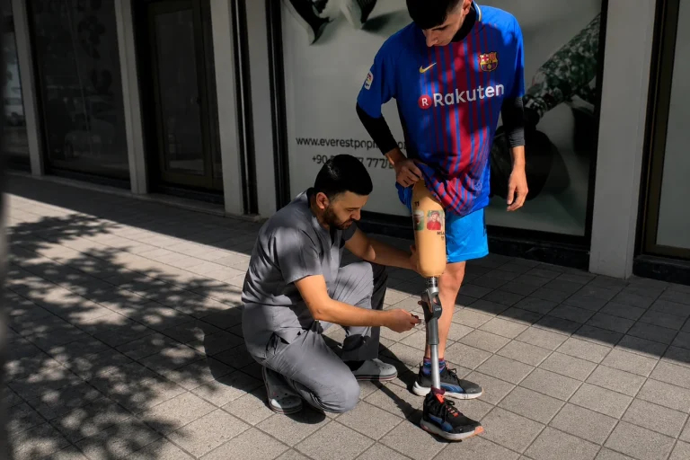 Everest Protez Ortez Merkezi önünde diz üstü protez ayar ve kontrol uygulaması